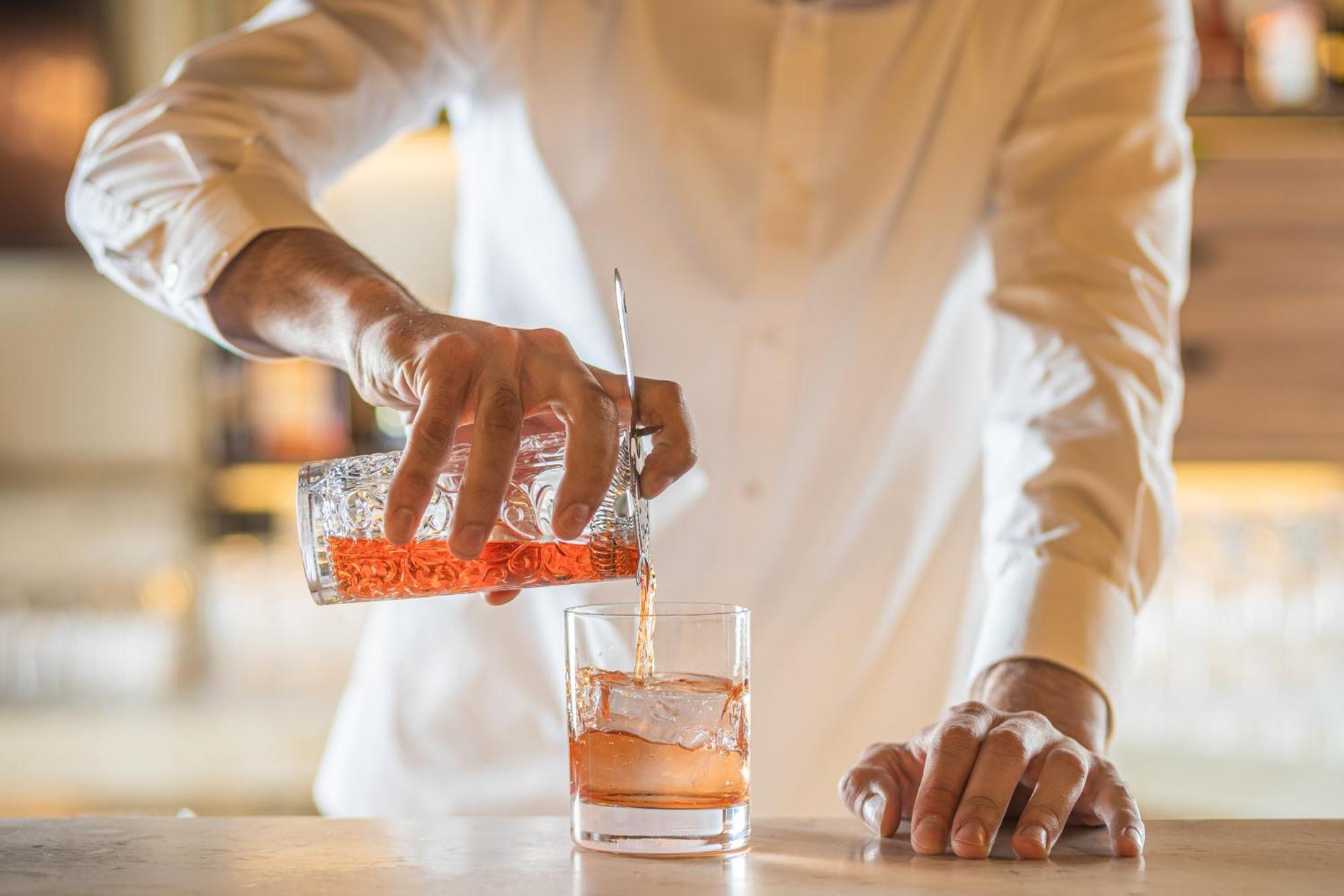 Viceroy Kopaonik Serbia Exterior foto A bartender stirring a cocktail