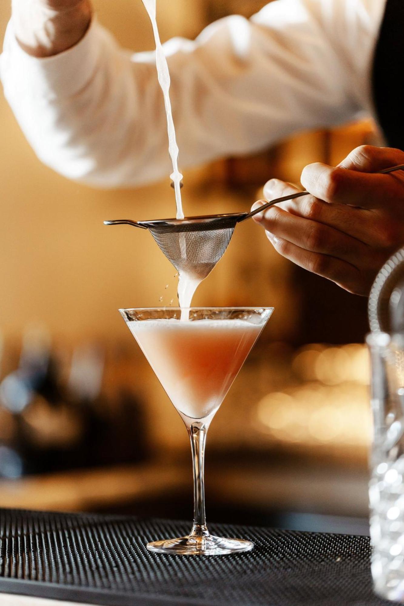 Viceroy Kopaonik Serbia Exterior foto A bartender straining a cocktail